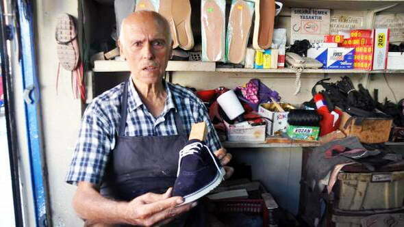 63 yıldır ayakkabı tamir ediyor