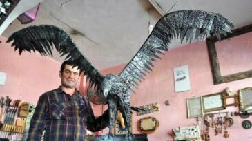 Hurdalarla kartal heykeli yaptı