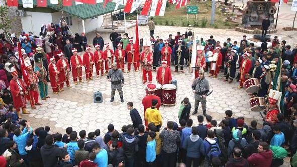Suriyeli yetimlere mehteranlı konser
