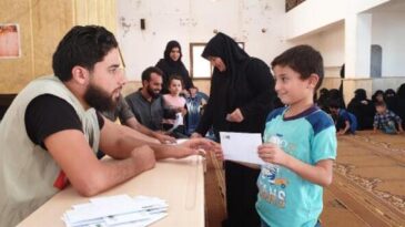 İHH, İdlib’teki yetimleri nakdi yardımlarla destekliyor