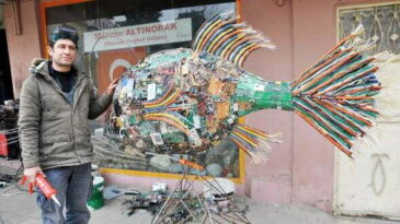 Çevre kirliliğine dikkat çekmek için atıklardan dev balık heykeli yaptı