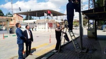 Kumlu’da trafik ışıklarına  ‘evde kal’ yazısı