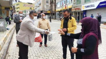 Reyhanlı’da AK Parti’nden halk ve esnaflara 20 bin adet maske