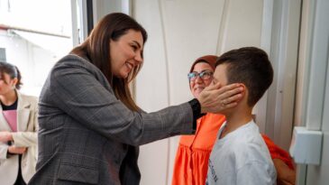 Hatay Valisi Mustafa Masatlı’nın Eşi Esra Masatlı’dan  “Yüreğimizdeki Işık” Projesi Kapsamında Hane Ziyaretleri