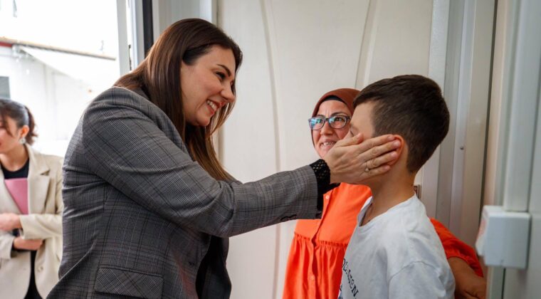 Hatay Valisi Mustafa Masatlı’nın Eşi Esra Masatlı’dan  “Yüreğimizdeki Işık” Projesi Kapsamında Hane Ziyaretleri