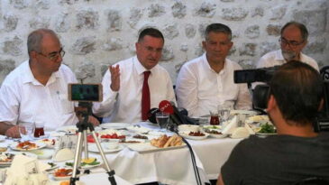 BAŞKAN SAVAŞ BASIN MENSUPLARI İLE BİR ARAYA GELDİ