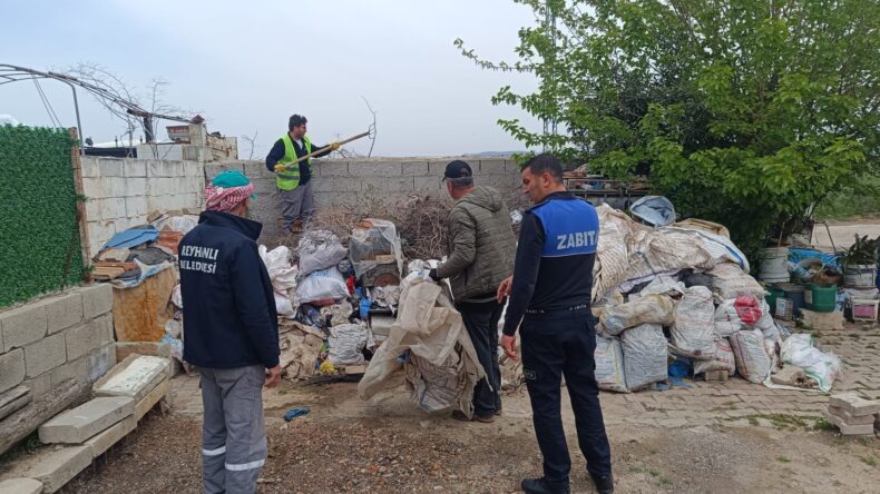 Reyhanlı’da Çöp Eve Müdahale; 10 Ton Atık Tahliye Edildi