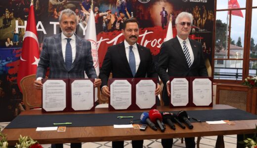 DEVLET TİYATROLARI TARİHİ MECLİS BİNASINDA PERDELERİNİ AÇTI