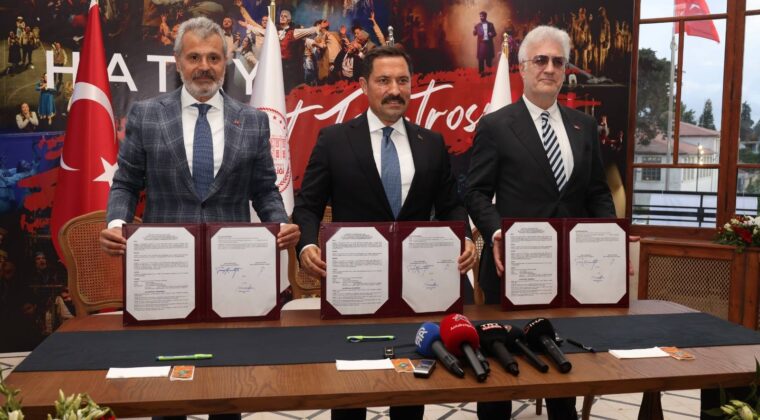 DEVLET TİYATROLARI TARİHİ MECLİS BİNASINDA PERDELERİNİ AÇTI