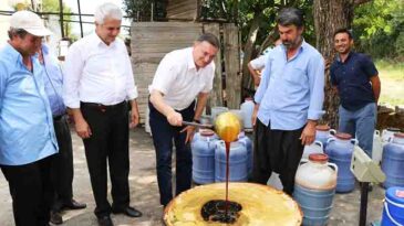 LÜTFÜ SAVAŞ , HASSA’DA ÜZÜM ÜRETİCİLERLE BULUŞTU