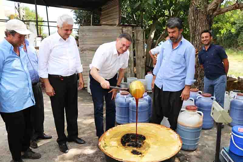 LÜTFÜ SAVAŞ , HASSA’DA ÜZÜM ÜRETİCİLERLE BULUŞTU