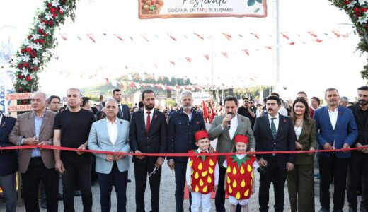 BAŞKAN ÖNTÜRK, YAYLADAĞI ÇİLEK FESTİVALİ’NDE ÜRETİCİLERLE BULUŞTU