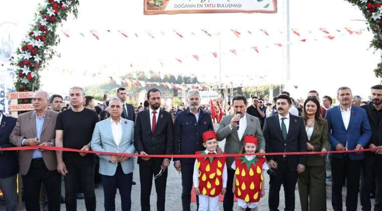 BAŞKAN ÖNTÜRK, YAYLADAĞI ÇİLEK FESTİVALİ’NDE ÜRETİCİLERLE BULUŞTU