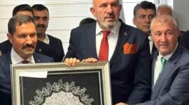 HATAYLI MUHTARLARDAN VALİ MASATLI’YA YILIN VALİSİ ÖDÜLÜ