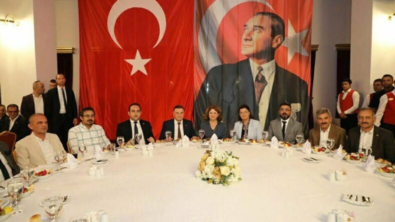 BAŞKAN SAVAŞ HATAYLI MUHTARLARLA BİR ARAYA GELDİ