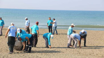 HATAY SAHİLLERİ 900 TON ATIĞA VEDA ETTİ