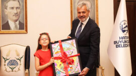 MİNİK RESSAM ASYA’NIN SÜPER KAHRAMANI: BAŞKAN ÖNTÜRK