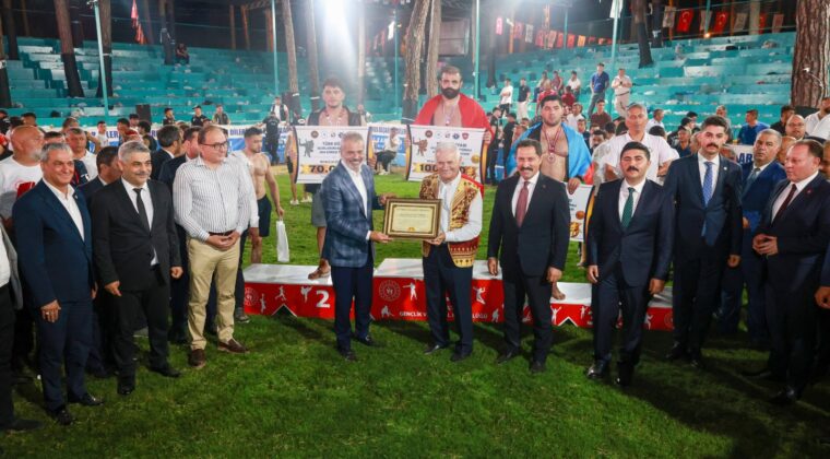 FESTİVALDE GÜREŞ HEYECANI NEFESLERİ KESTİ