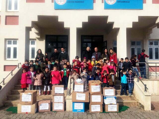 Miniklerden Suriyeli öğrencilere yardım