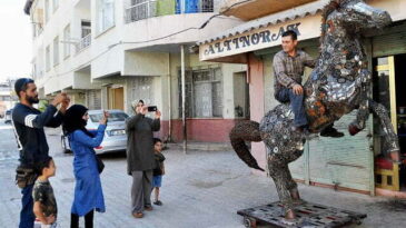 Gören bir daha bakıyor