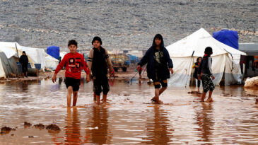 Bombardımandan kaçanların  sığındığı kamplar sular altında kaldı