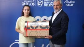 HATAY’IN BAŞARILI GENÇLERİ ÖDÜLLERİNİ BAŞKAN ÖNTÜRK’TEN ALDI