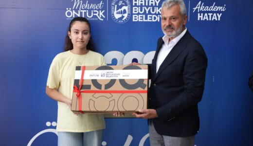 HATAY’IN BAŞARILI GENÇLERİ ÖDÜLLERİNİ BAŞKAN ÖNTÜRK’TEN ALDI