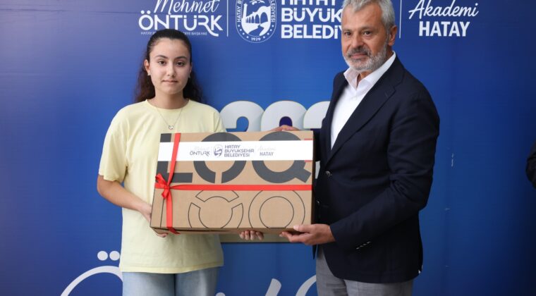 HATAY’IN BAŞARILI GENÇLERİ ÖDÜLLERİNİ BAŞKAN ÖNTÜRK’TEN ALDI