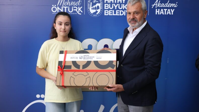 HATAY’IN BAŞARILI GENÇLERİ ÖDÜLLERİNİ BAŞKAN ÖNTÜRK’TEN ALDI