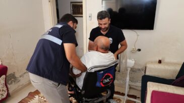 HATAY BÜYÜKŞEHİR BELEDİYESİ’NDEN REYHANLI’DA ENGELLİ VATANDAŞA AKÜLÜ TEKERLEKLİ SANDALYE DESTEĞİ