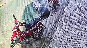 Yolun karşı yönüne geçmek isteyen yaşlı adama motosiklet çarptı