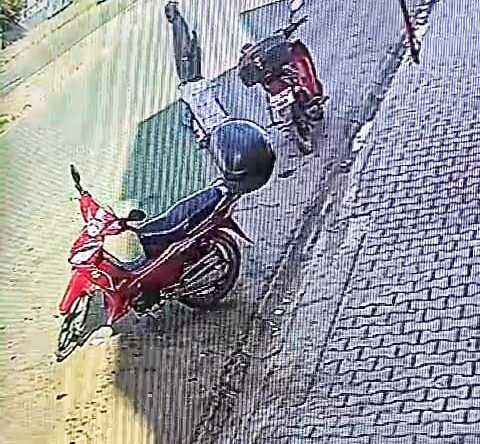 Yolun karşı yönüne geçmek isteyen yaşlı adama motosiklet çarptı