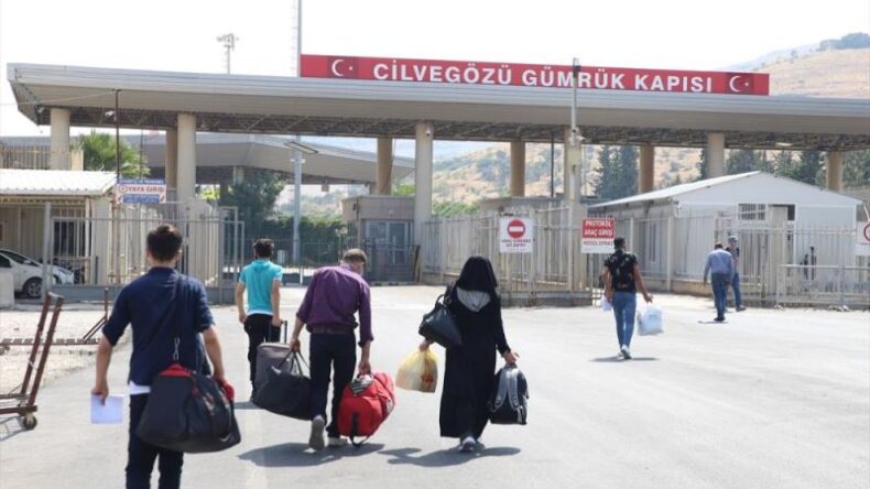 Suriyelilerin ülkelerindeki güvenli bölgelere dönüşleri sürüyor