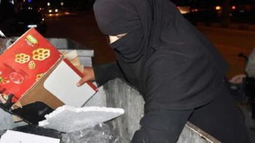 Çöpten kağıt toplayarak geçimlerini sağlıyorlar