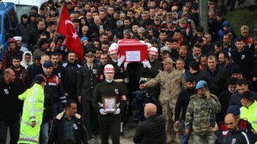 İdlib şehidi Özer’in sözlüsü, şehidin beresi ve künyesini takıp asker selamıyla şehidini uğurladı