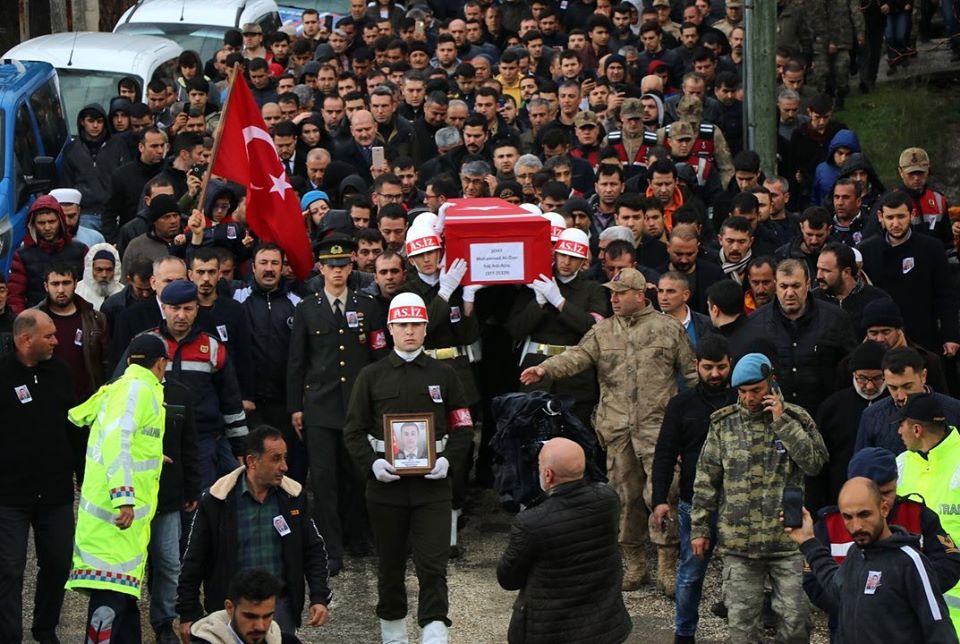 İdlib şehidi Özer’in sözlüsü, şehidin beresi ve künyesini takıp asker selamıyla şehidini uğurladı
