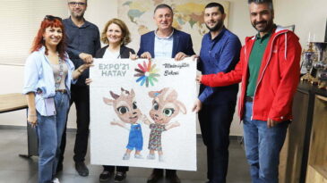 BAŞKAN SAVAŞ “ORTAK VAROLUŞ” MOZAİĞİNİ ATÖLYEDE İNCELEDİ