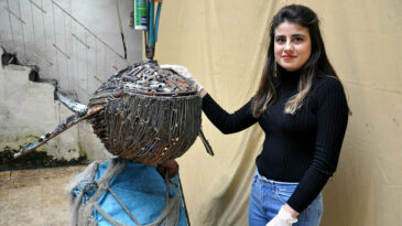 Görenler şaşkına dönüyor; hurdadan balina heykeli