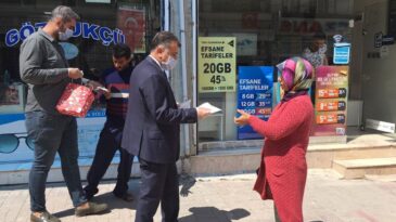 BAŞKAN HACIOĞLU KENDİ ELLERİ İLE MASKE DAĞITTI