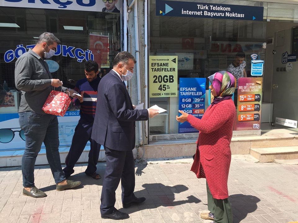 BAŞKAN HACIOĞLU KENDİ ELLERİ İLE MASKE DAĞITTI