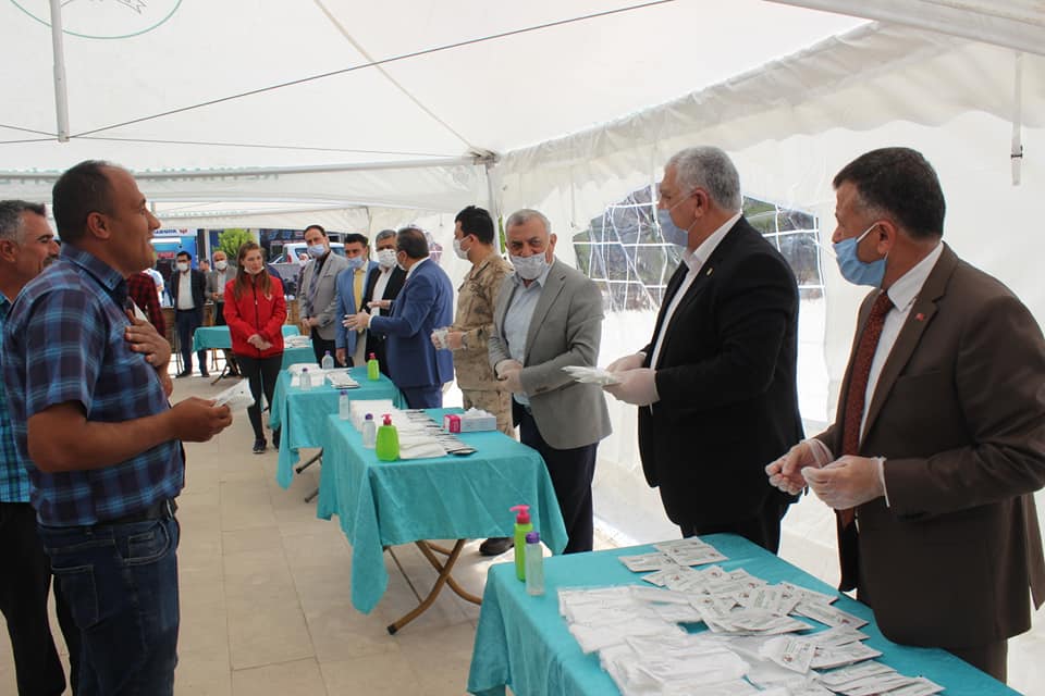 Reyhanlı’da protokol maske dağıttı