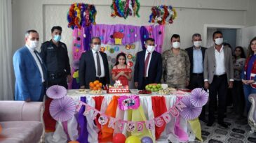 Reyhanlı’da çocuklar sokağa çıkamadı, protokol evlerine gitti