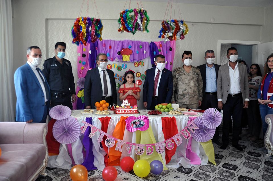 Reyhanlı’da çocuklar sokağa çıkamadı, protokol evlerine gitti
