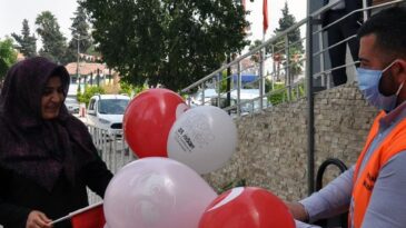 Reyhanlı Belediyesi 23 Nisan için Türk Bayrağı ve Balon Dağıttı