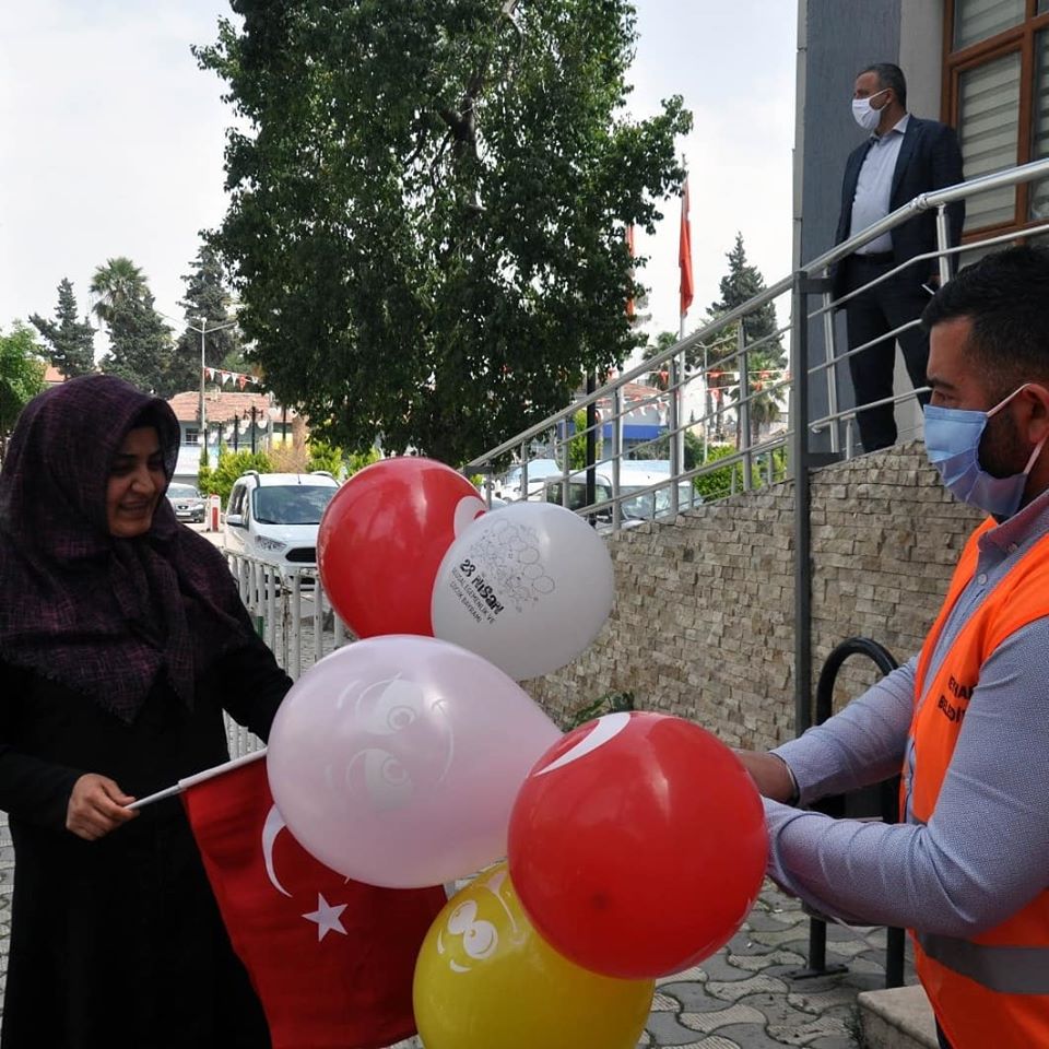 Reyhanlı Belediyesi 23 Nisan için Türk Bayrağı ve Balon Dağıttı