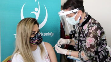 Sağlık çalışanlarına CoronaVac aşısı  yapılmaya başlandı