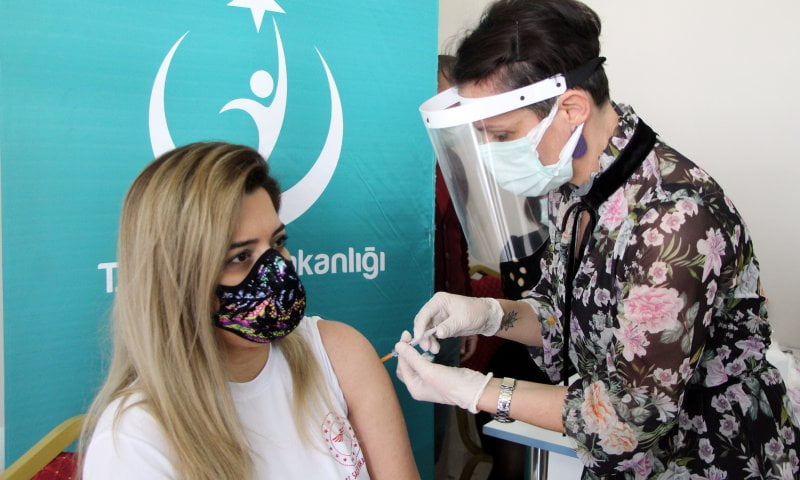 Sağlık çalışanlarına CoronaVac aşısı yapılmaya başlandı