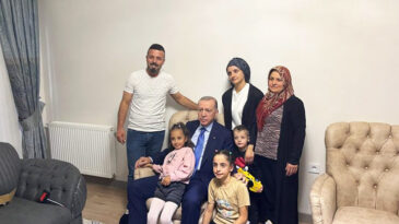 CUMHURBAŞKANI ERDOĞAN, YENİ YUVASINA KAVUŞAN AİLEYİ EVİNDE ZİYARET ETTİ