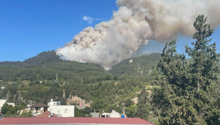 HATAY’DA ORMAN YANGININA HAVADAN VE KARADAN MÜDAHALE SÜRÜYOR
