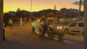 KÖYLÜLER YANGIN BÖLGESİNE TRAKTÖRLERLE SU TAŞIDI